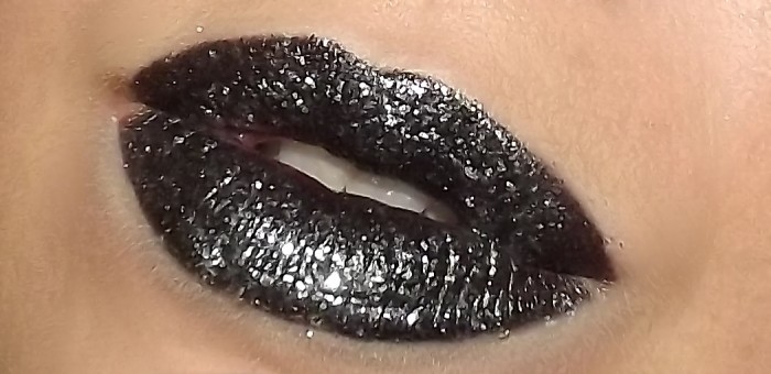 O batom preto é ideal para a noite (Foto: Reprodução)